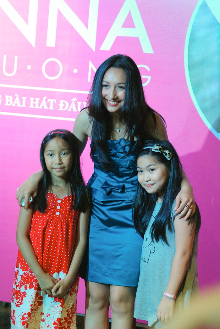 Anna Trương và hai cô em gái nhỏ
